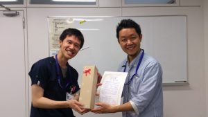 修了証を受け取る劉先生（左）と春田先生（右）